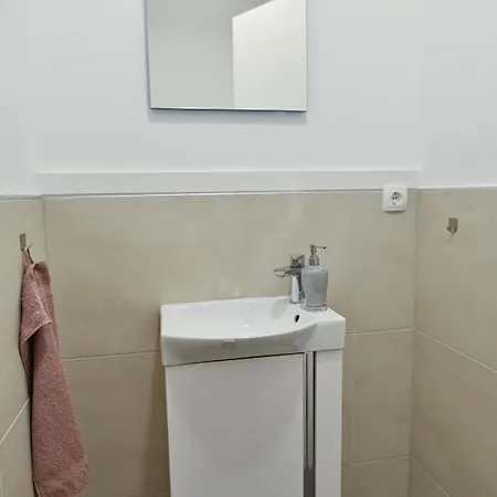 Beautiful Modern With Large Livingroom Apartment *