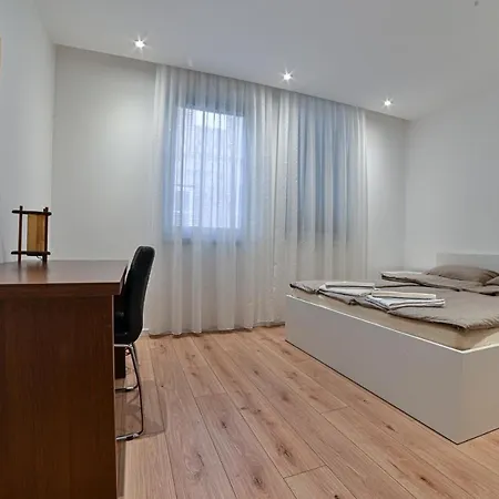 Apartment Beautiful Modern With Large Livingroom