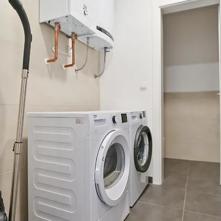 Beautiful Modern With Large Livingroom Apartment *