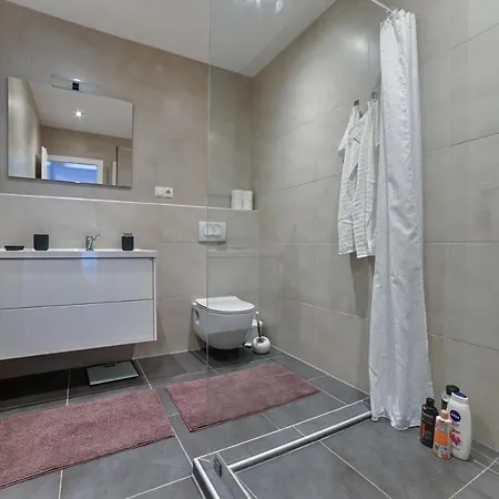 Beautiful Modern With Large Livingroom Apartment
