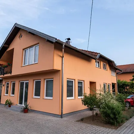 Beautiful Modern With Large Livingroom *