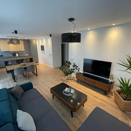 Beautiful Modern With Large Livingroom